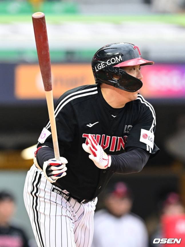 24일 경기에서 안타를 치는 김현수.