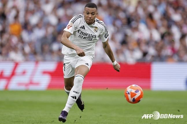 킬리안 음바페가  24일(한국시간) 스페인 마드리드의 산티아고 베르나베우에서 열린 레알 마드리드 대 레알 소시에다드의 '2024~2025시즌 스페인 프로축구 라리가' 38라운드에서 볼을 향해 질주하고 있다. /AFPBBNews=뉴스1