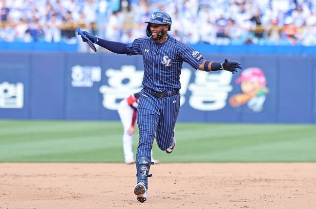 삼성 르윈 디아즈가 25일 대구 KIA전에서 9회말 끝내기홈런을 터트린 뒤 그라운드를 돌고 있다. /사진=삼성 라이온즈 제공