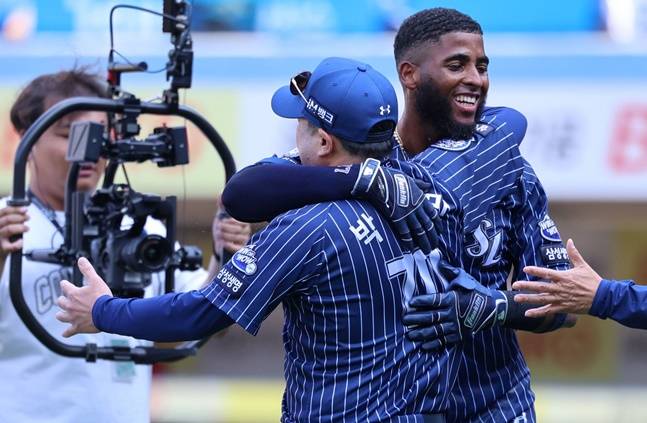 삼성 르윈 디아즈(오른쪽)가 25일 대구 KIA전에서 9회말 끝내기홈런을 터트린 뒤 박진만 감독과 포옹하고 있다. /사진=삼성 라이온즈 제공