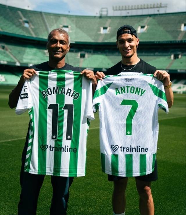 브라질 레전드 호마리우와 포즈를 취하는 안토니(오른쪽). /사진=레알 베티스 SNS