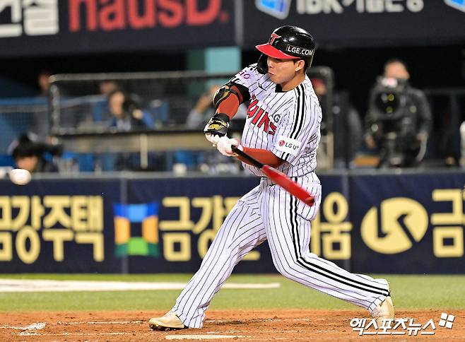 LG 트윈스 외야수 문성주가 당분간 팀의 리드오프로 나서면서 공격의 첨병 역할을 맡을 것으로 보인다. 사진 엑스포츠뉴스 DB