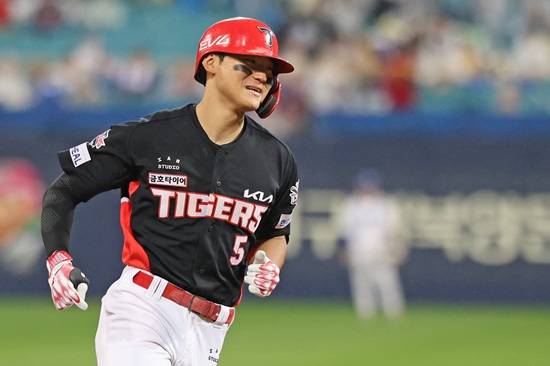 KIA 타이거즈 내야수 김도영이 지난 24일 대구 삼성라이온즈파크에서 열린 2025 신한 Sol 뱅크 KBO리그 삼성 라이온즈전에 3번 3루수로 선발 출전해 7회 초 바뀐 김태훈을 상대로 비거리 130m짜리 장외 솔로포를 쏘아 올렸다. KIA 타이거즈