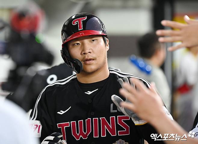 20일 오후 광주기아챔피언스필드에서 열린 '2024 신한 SOL Bank KBO리그' LG 트윈스와 KIA 타이거즈의 경기, 5회초 1사 1,3루 LG  문보경이 신민재의 1타점 희생플라이때 득점에 성공한 후 더그아웃에서 하이파이브를 하고 있다. 엑스포츠뉴스 DB