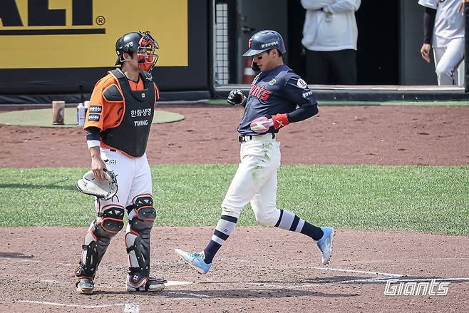 25일 대전 한화생명 볼파크에서 열린 2025 신한 SOL Bank KBO리그 롯데 자이언츠와 한화 이글스의 경기, 롯데는 6-7로 끌려가던 9회초 2사 상황 전준우의 솔로 홈런으로 승부를 연장전으로 이끌었으나 결국 7-8 패배하며 2위 자리를 한화에게 내줬다. 롯데 자이언츠