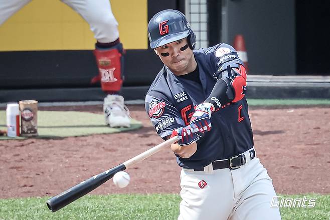 25일 대전 한화생명 볼파크에서 열린 2025 신한 SOL Bank KBO리그 롯데 자이언츠와 한화 이글스의 경기, 롯데는 6-7로 끌려가던 9회초 2사 상황 전준우의 솔로 홈런으로 승부를 연장전으로 이끌었으나 결국 7-8 패배하며 2위 자리를 한화에게 내줬다. 롯데 자이언츠