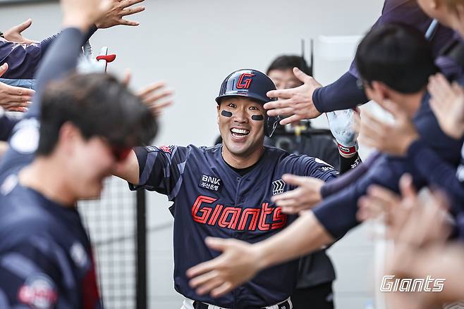 25일 대전 한화생명 볼파크에서 열린 2025 신한 SOL Bank KBO리그 롯데 자이언츠와 한화 이글스의 경기, 롯데는 6-7로 끌려가던 9회초 2사 상황 전준우의 솔로 홈런으로 승부를 연장전으로 이끌었으나 결국 7-8 패배하며 2위 자리를 한화에게 내줬다. 롯데 자이언츠