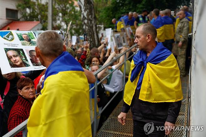 24일 우크라이나로 돌아온 전쟁포로들 [로이터 연합뉴스]