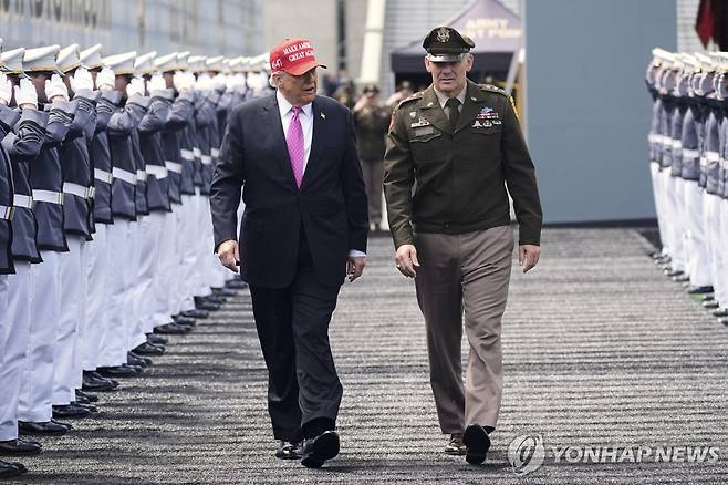 육군사관학교 졸업식 참석한 트럼프 미국 대통령 [AP 연합뉴스 자료사진. 재판매 및 DB 금지]