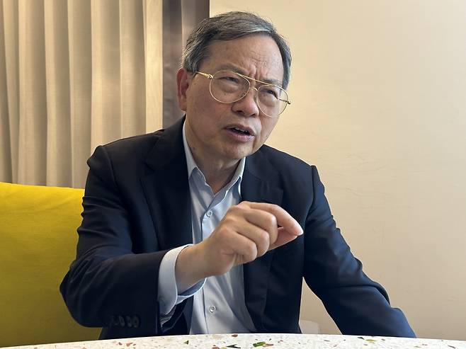 인터뷰 질문에 답변 중인 찰스 리앙 슈퍼마이크로 CEO (타이베이=연합뉴스) 강태우 기자 = 찰스 리앙 슈퍼마이크로 최고경영자(CEO)가 21일 더 플레이스 타이베이 호텔에서 취재진 질문에 답변하고 있다. 2025.5.23 burning@yna.co.kr