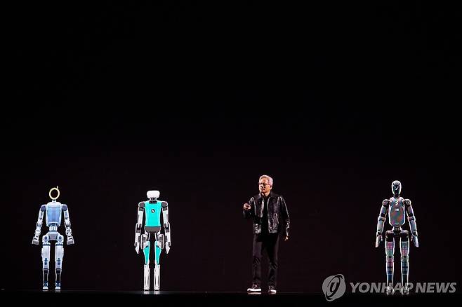 'CES 2025' 기조연설에서 로봇과 나타난 젠슨 황 엔비디아 CEO [EPA 연합뉴스 자료사진. 재판매 및 DB 금지]