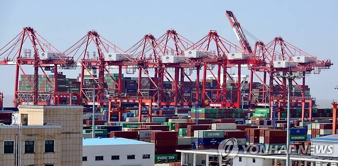 상하이 양산항의 수출입 컨테이너 부두 [연합뉴스 자료사진]
