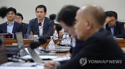 퇴직연금 발전 방안은... 퇴직연금 발전 방안은...
    (서울=연합뉴스) 한상균 기자 = 19일 국회 연금개혁특별위원회 전체회의에서 민간자문위원회 남재우 위원이 대답하고 있다. 맨 오른쪽은 김연명 공동위원장. 2023.4.19
    xyz@yna.co.kr