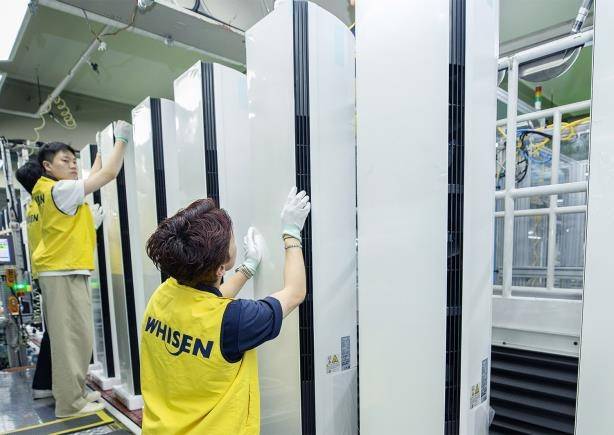 경남 창원의 LG전자 에어컨 생산라인에서 스탠드 에어컨을 생산하는 모습 [LG전자 제공. 재판매 및 DB 금지]