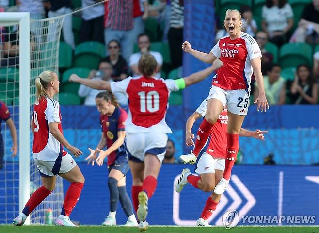 결승골을 터트리고 기뻐하는 아스널 위민의 스티나 브라크스테이누스(맨오른쪽) [AFP=연합뉴스]