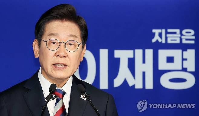 발언하는 이재명 후보 (서울=연합뉴스) 김주형 기자 = 더불어민주당 이재명 대선 후보가 25일 서울 여의도 당사에서 열린 기자회견에서 발언하고 있다. 2025.5.25 kjhpress@yna.co.kr