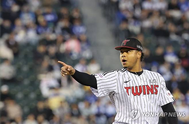 에르난데스 '오늘 느낌 좋아' (서울=연합뉴스) 임화영 기자 = 15일 서울 잠실야구장에서 열린 프로야구 삼성 라이온즈와 LG 트윈스의 경기.
    3이닝을 무실점 호투로 마친 LG 에르난데스가 기뻐하고 있다. 2025.4.15 hwayoung7@yna.co.kr