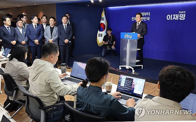 발언하는 이재명 후보 (서울=연합뉴스) 김주형 기자 = 더불어민주당 이재명 대선 후보가 25일 서울 여의도 당사에서 열린 기자회견에서 발언하고 있다. 2025.5.25 kjhpress@yna.co.kr