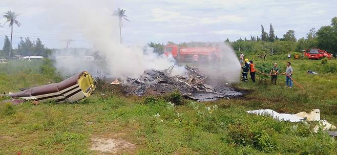 태국 경찰 헬기 추락…경찰관 3명 사망 24일(현지시간) 태국 방콕 남쪽 쁘라쭈압키리칸주 무앙 지역에서 추락한 경찰 항공대 소속 벨 212 중형 헬기 잔해의 화재를 현지 당국이 진화하는 모습. 2025.05.25
[태국 소방당국 페이스북 캡처. 재판매 및 DB 금지]