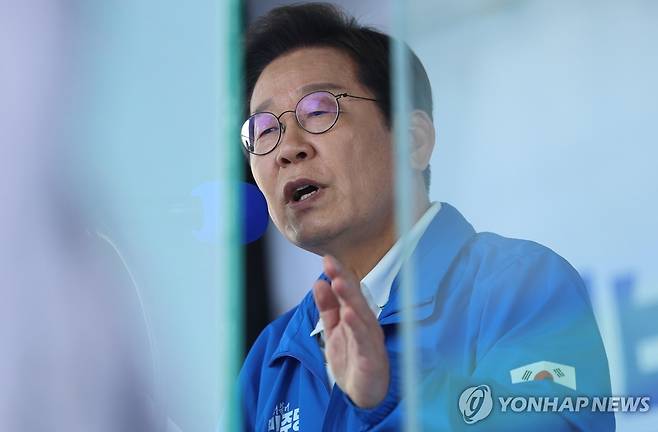 당진서 지지 호소하는 이재명 후보 (당진=연합뉴스) 김주성 기자 = 더불어민주당 이재명 대선 후보가 25일 충남 당진시 당진전통시장에서 열린 유세에서 시민들에게 지지를 호소하고 있다. 2025.5.25 utzza@yna.co.kr