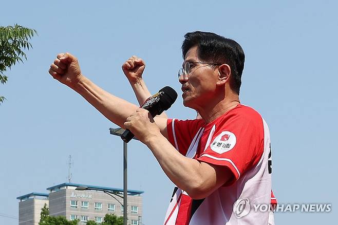 김문수 후보, 지지 호소 (보령=연합뉴스) 박동주 기자 = 국민의힘 김문수 대선 후보가 25일 충남 보령시 대천역 광장에서 집중 유세를 하고 있다. 2025.5.25 [공동취재] pdj6635@yna.co.kr