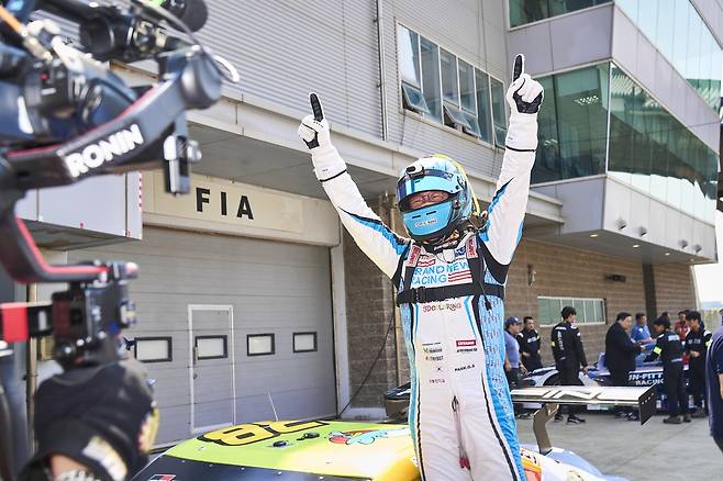 슈퍼레이스 챔피언십 2라운드에서 우승한 뒤 기뻐하는 박규승 [슈퍼레이스 제공. 재판매 및 DB 금지]