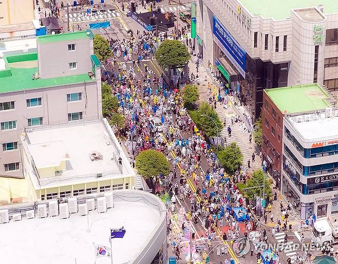 춘천마임축제 물뿌리는 퍼포먼스 '아!水(수)라장' [춘천마임축제 제공. 재판매 및 DB 금지]