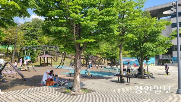 경기도 북부청사의 ‘책 읽는 경기평화광장’ 행사에서 시민들이 햇볕을 피해 나무그늘 아래서 책을 읽고 있다.  2025.5.25 /오수진기자 nuri@kyeongin.com