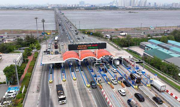 28개 한강 다리 중 유일하게 유료로 운영되고 있는 일산대교의 통행료가 무료로 변경될 수 있는지 이목이 집중되고 있다. 사진은 26일 김포시 일산대교톨게이트 모습. 2025.5.26 /최은성기자 ces7198@kyeongin.com