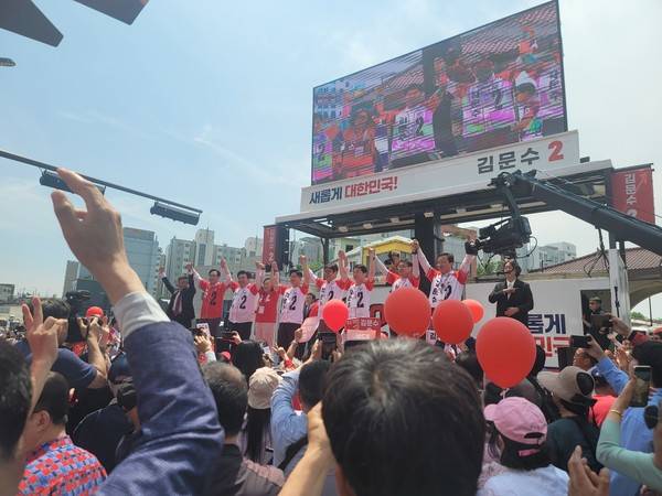 김문수 국민의힘 대선 후보가 평택 K-55 미군기지 앞 유세에서 선대위 지도부, 평택 지역 당협위원장과 함께 지지자들 앞에서 필승을 다짐하고 있다. [사진=변승희 기자]