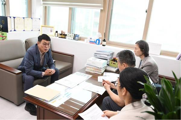 김태계 인천 미추홀구의회 복지건설위원장이 최근 구청 관계자들과 만나 돌봄통합지원법 준비 과정을 점검하고 있다. <김태계 위원장실 제공>