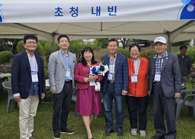 사진 왼쪽부터 박찬인 충남대 명예교수, 이영석 충남대 응용화학공학과 교수, 한성일 중도일보 국장, 진윤수 충남대 명예교수, 정상신 희망과 미래교육연구소 대표, 정진남 사단법인 뿌리공원전국문중협회 초대 이사장.
