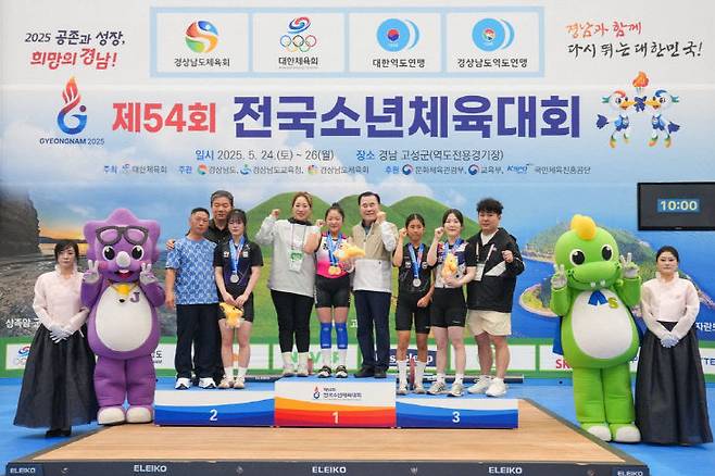 장항중 신채민 선수가 제54회 전국소년체육대회 역도부문에서 금메달을 수상한 후 김지철 충남교육감과 기념사진을 찍고 있다. /충남교육청 제공