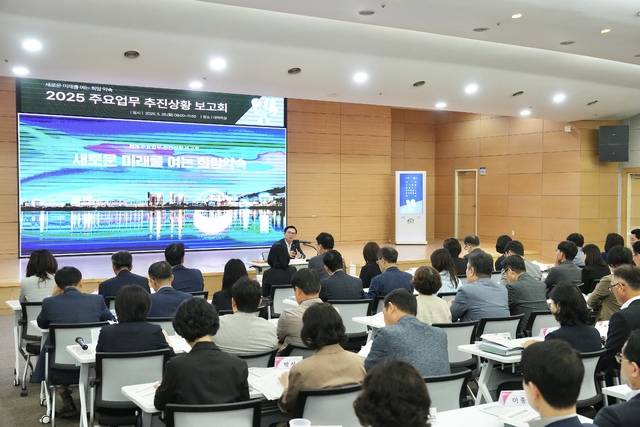 ▲ 사진=천안시가 26일 천안시청 대회의실에서 '상반기 주요업무 추진상황 보고회'를 진행하고 있다. 사진 제공=천안시.