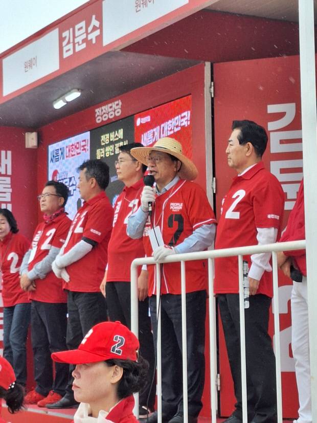 이정현 국민의힘 호남총괄선대위원장이 24일 순천 집중유세에서 마이크를 잡고 국민의힘에 30%의 득표율을 줄 것을 호소하고 있다.