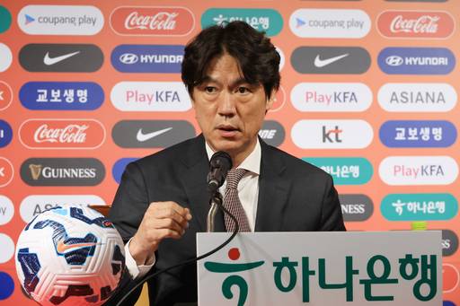 홍명보 축구대표팀 감독이 26일 서울 축구회관에서 열린 기자회견에서 월드컵 축구 3차 예선 6월 A매치 명단을 발표하고 있다. 연합뉴스 제공