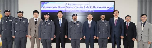 우석대학교 전주캠퍼스 대학 본관 22층 대회의실에서 서창훈 우석학원 이사장과 박노준 총장, 이홍기 산학협력부총장 겸 글로컬30추진본부장, 정희석 산학협력단장, 우용득 대학원장, 서용성 사무처장, 공하성 소방방재학과장 등이 참석한 가운데 아랍에미리트(UAE) 아부다비의 민방위청장인 살렘 압둘라 빈 바라크 알다헤리와 긴념사진을 찍고 있다./우석대 제공