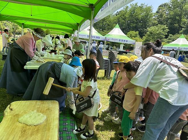 울주 단오 민속한마당에서는 창포물 머리 감기, 단오선 부채 꾸미기, 단오 음식 체험, 화전 만들기, 떡메치기, 전통민속놀이 등 다양한 체험을 할 수 있다. 울주문화원 제공
