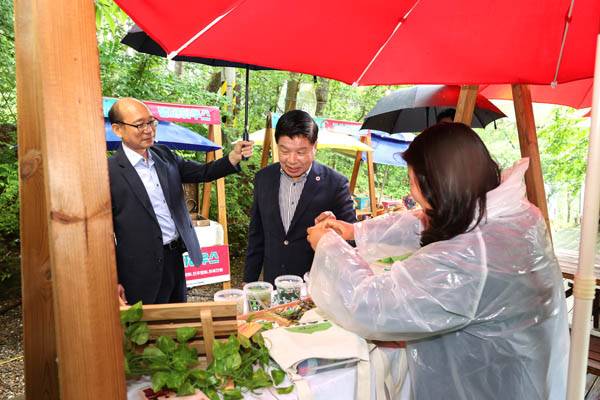 고성군이 지난 24∼25일 양일간 상리면 오두산 치유 숲에서 1100여 명의 방문객이 참석한 가운데 '제4회 오두산 숲 멍 축제'를 했다. / 고성군