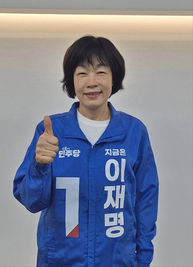 민주당 최연숙 선대위원장이 26일 대구 중구 민주당 대구시당에서 엄지를 들어올리며 기호 1번을 알리고 있다. /장은희기자