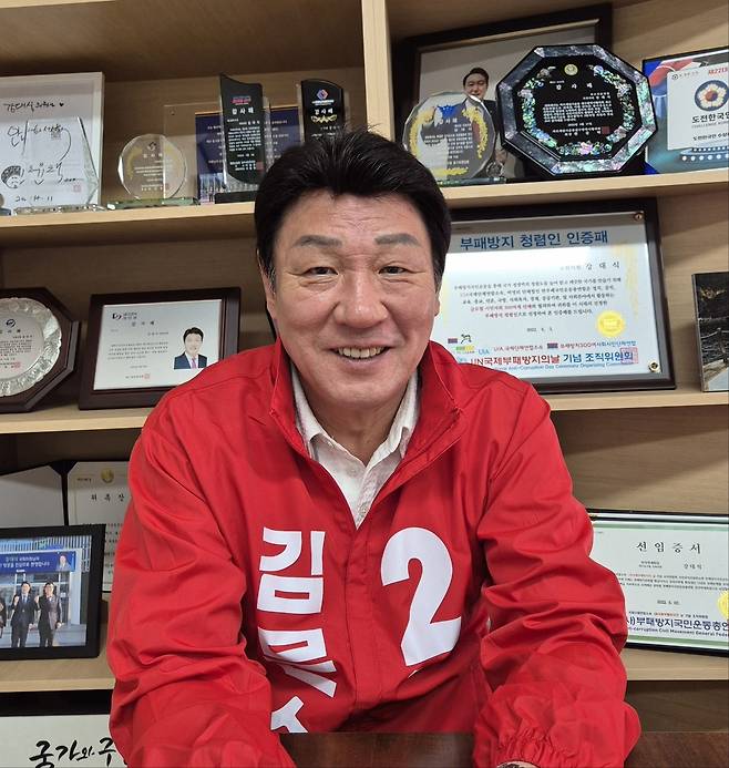 국민의힘 강대식 선대위원장이 26일 대구 동구을 당협사무소에서 기호 2번을 강조하고 있다. /장은희기자