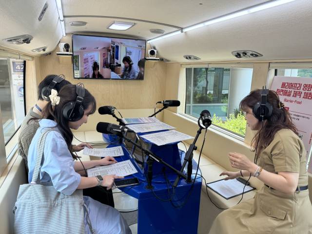 화면 해설 녹음 체험을 하는 모습. 부산시청자미디어센터 제공