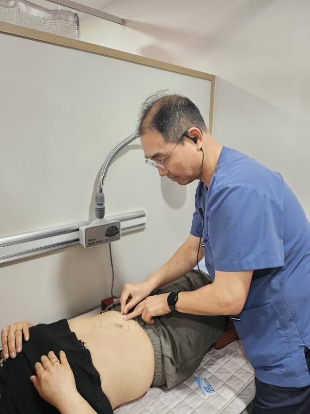 손원진 김해제중한의원 원장이 역류성 식도염 환자에게 중완, 천추 등의 혈자리에 시침을 하고 있다. 김해제중한의원 제공