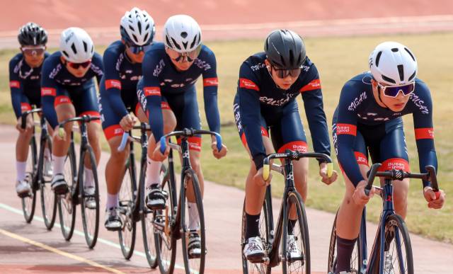 제54회 전국소년체육대회 부산대표 선발전 2025 부산 초,중학생 체육대회가 열린 3월 25일 부산 사상구 삼락생태공원 사이클경기장에 사이클종목 참가선수들이 트랙을 질주하고 있는 모습. 김종진 기자 kjj1761@