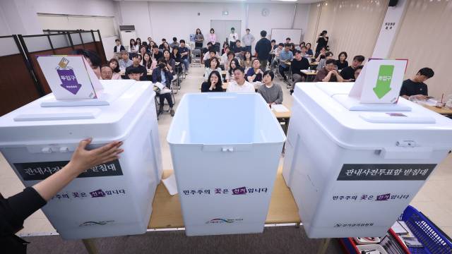 제21대 대통령선거 사전투표일을 사흘 앞둔 26일 서울 중랑구선거관리위원회에서 열린 대선 사전투표관리관 교육에서 중랑구 선관위 관계자들이 투표함 봉함 등 절차를 시연하고 있다. 연합뉴스