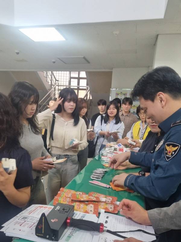 경산경찰서가 26일 지역대학교 축제 현장을 찾아 '마약 이용 성범죄 예방 캠페인'을 펼쳤다. 마약예방캠페인. 경산경찰서.