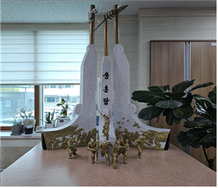 상주시가 주최한 '상주시 충혼탑 디자인 공모전'에서 주민주도형 마을리빙랩에 참여한 마을주민 김미영 연구원이 출품한 '불멸의 혼'이 최우수작에 선정됐따.