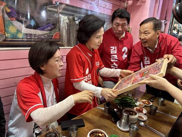 24일 서문시장을 방문한 설난영 여사.