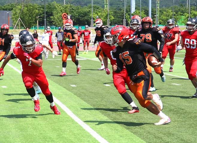 지난 25일 군위 구장에서 열린 경북대와 한의대 경기에서 경북대 쿼터백 고승주가 한의대 측면을 돌파하고 있다. <대구경북미식축구협회 제공>