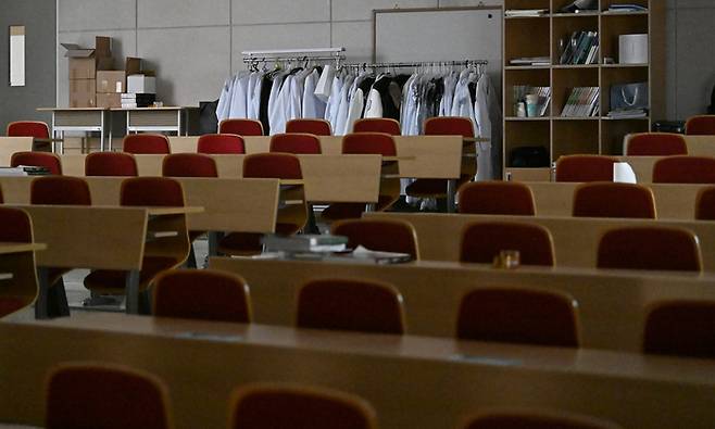 수많은 자리가 비어 있는 가운데, 뒤편 옷걸이에 걸린 하얀 가운들만이 이곳이 의료 수련의 공간임을 말해주고 있다. 정부의 예외적 전공의 추가 모집이 시작됐지만, 복귀자는 드문 상황. 멈춰 선 강의실은 여전히 조용하다.<영남일보 DB>